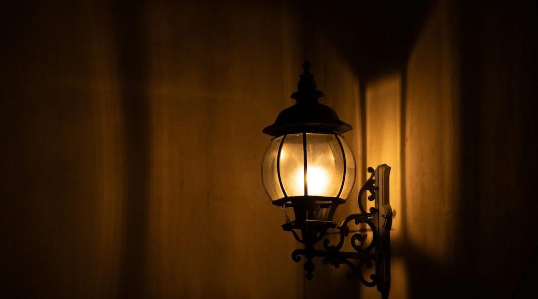 Die Eleganz der Goldenen Wandlampe